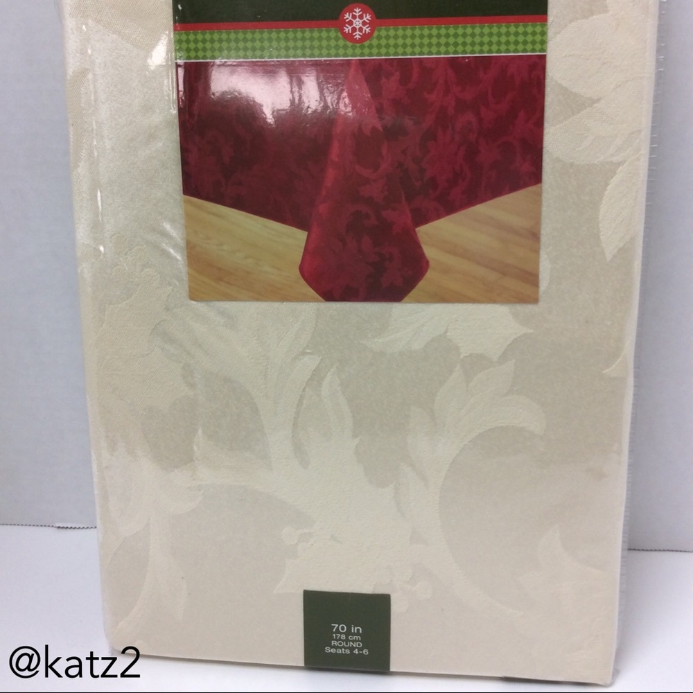 Bed Bath & Beyond 70” Round Ponsettia Scroll Tablecloth